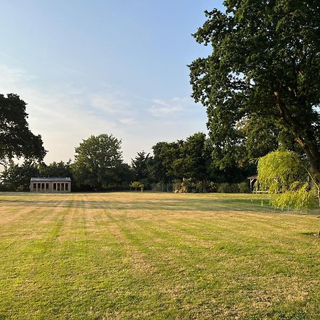 Stay At 'The Elms' In Tranquil Church Norton, Selsey - Ground Floor Bedroom, Own Private Bathroom, Quiet Beach, 2 Acre Garden By The Sea, On Edge Of Wildlife Nature Reserve エクステリア 写真