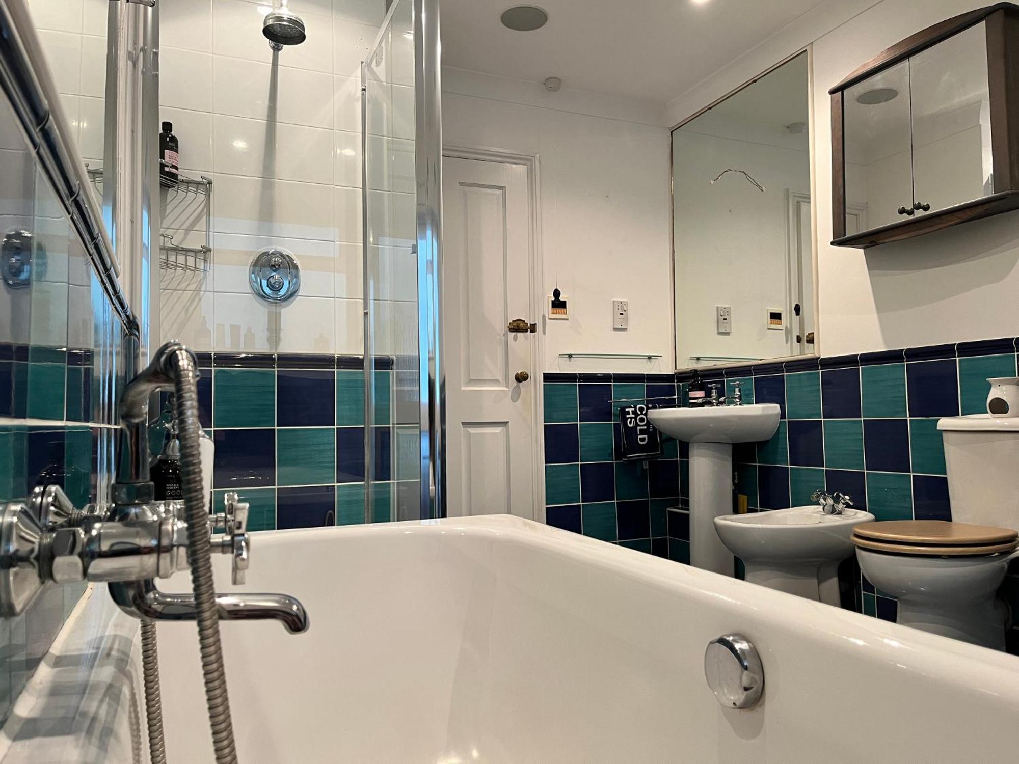 Stay At 'The Elms' In Tranquil Church Norton, Selsey - Ground Floor Bedroom, Own Private Bathroom, Quiet Beach, 2 Acre Garden By The Sea, On Edge Of Wildlife Nature Reserve エクステリア 写真