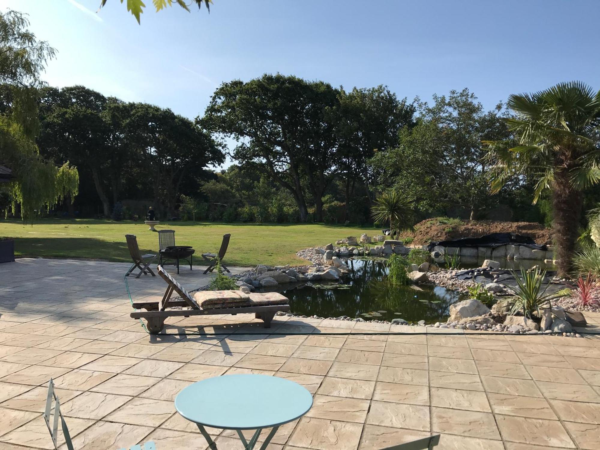 Stay At 'The Elms' In Tranquil Church Norton, Selsey - Ground Floor Bedroom, Own Private Bathroom, Quiet Beach, 2 Acre Garden By The Sea, On Edge Of Wildlife Nature Reserve エクステリア 写真