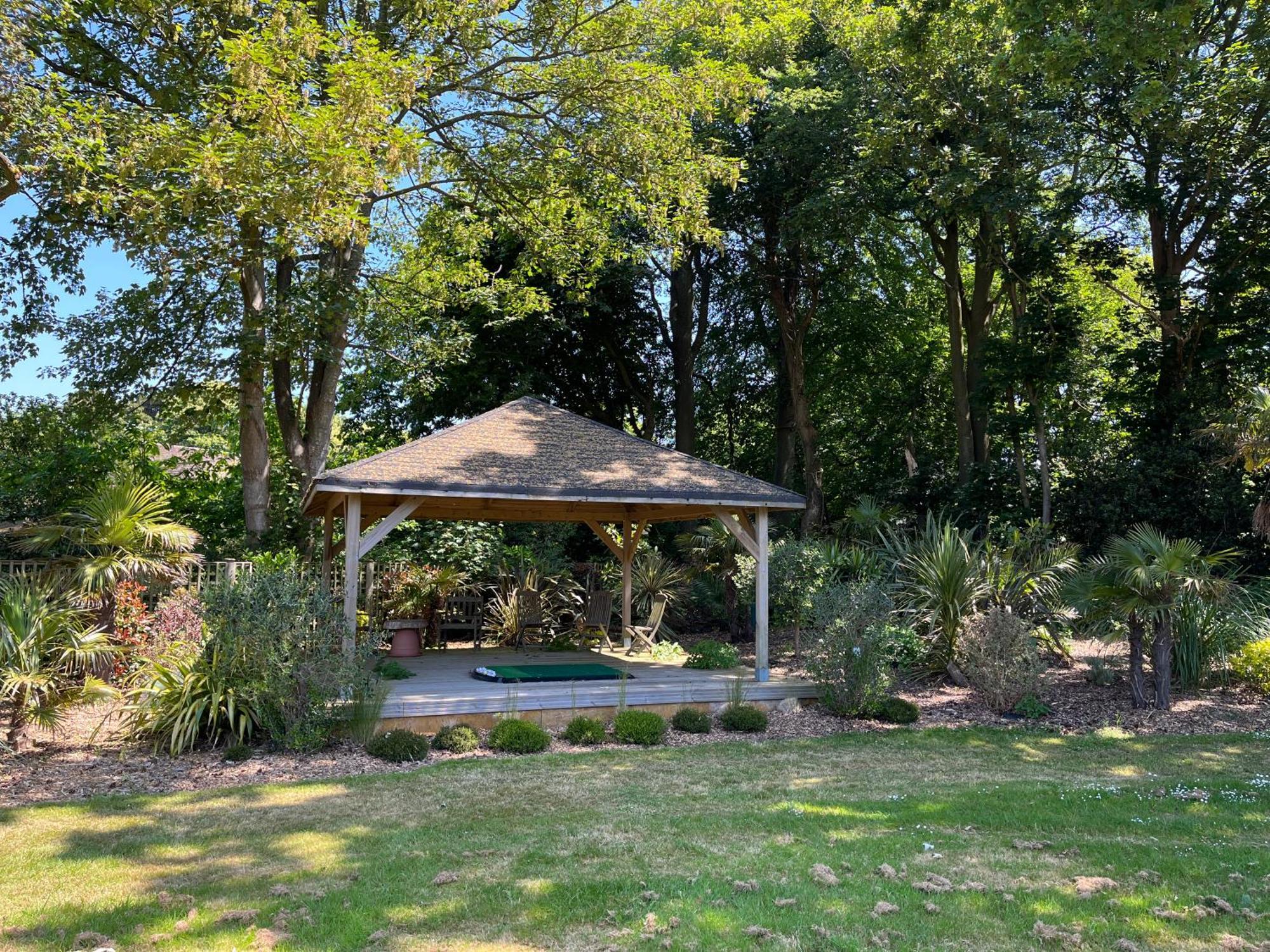 Stay At 'The Elms' In Tranquil Church Norton, Selsey - Ground Floor Bedroom, Own Private Bathroom, Quiet Beach, 2 Acre Garden By The Sea, On Edge Of Wildlife Nature Reserve エクステリア 写真