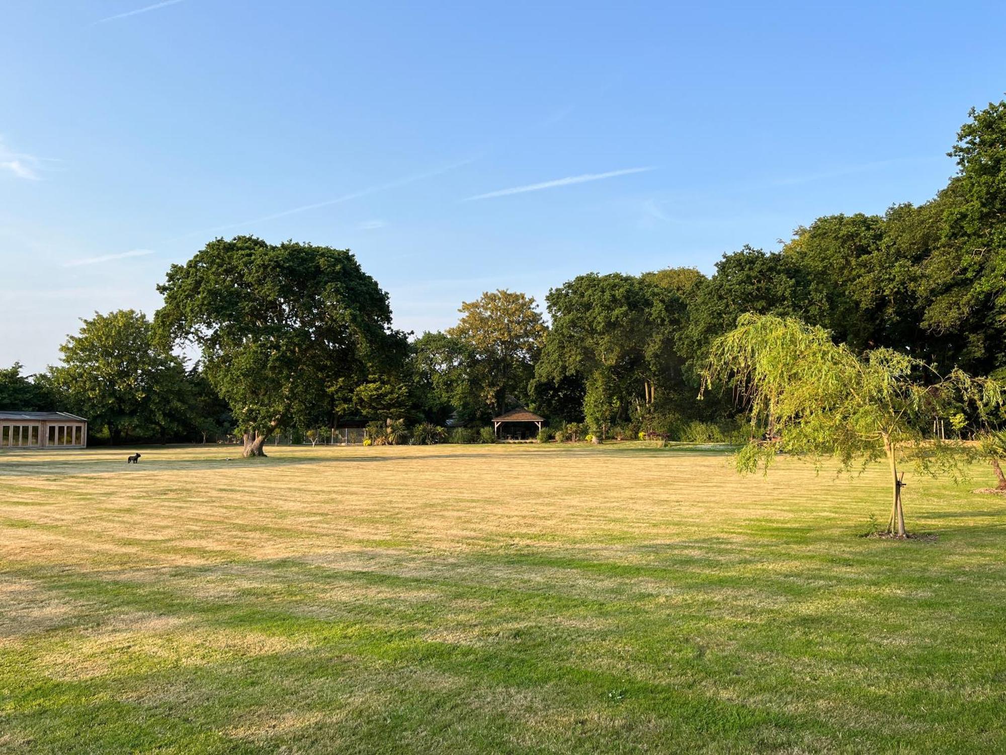Stay At 'The Elms' In Tranquil Church Norton, Selsey - Ground Floor Bedroom, Own Private Bathroom, Quiet Beach, 2 Acre Garden By The Sea, On Edge Of Wildlife Nature Reserve エクステリア 写真